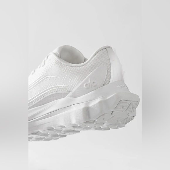 ALO Yoga Runner Shoes Sneakers White Size 8 NEW - Picture 2 of 16